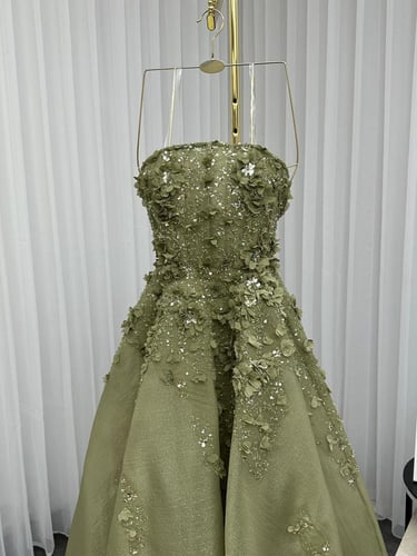 فستان سهره جازار المزين بالورود البارزه والتطريز