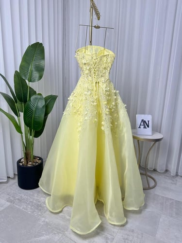 فستان سهره جازار دبل كلوش المزين بالتطريز والورود