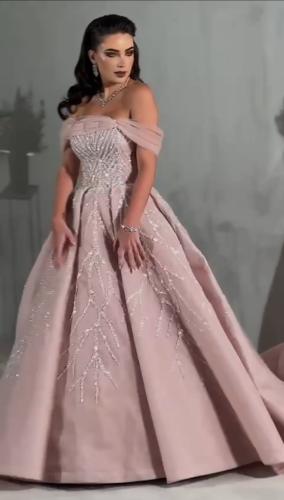 فستان ميكادو دبل كلوش المزين بالتطريز اليدوي بكثاف...