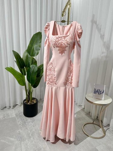 فستان باربي المزين بالتطريز اليدوي