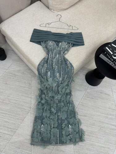 فستان سهره المزين بالخرز والورود البارزه