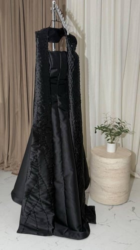 فستان ميكادو المزين بالتطريز اليدوي