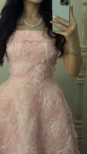 فستان وردي فاخر بتصميم منفوش، مزين بقماش وردي بارز...