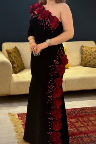 فستان سهره المزين بالورود البارزه والتطريز اليدوي...