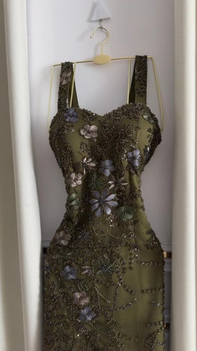 فستان سهره المزين بالتطريز