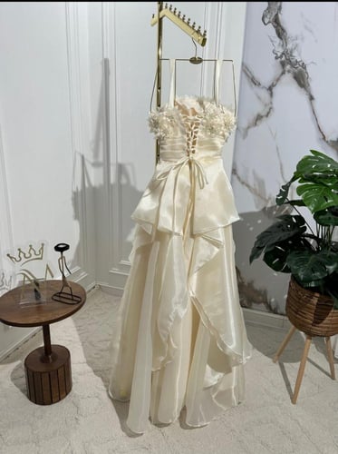 فستان سهره جازار المزين بالورود البارزه المطرزه با...