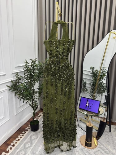 فستان سهره كلفه مزين بالتطريز والورود