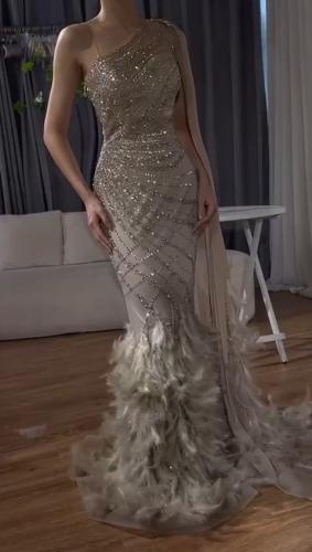 فستان سهره تل المزين بالتطريز مزين بالريش بشكل اني...