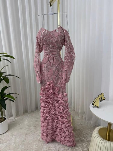 فستان سهره المزين بالتطريز والورود البارزه