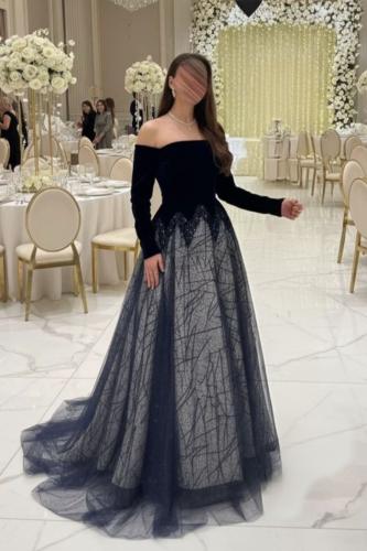 فستان سهره مخمل وتل المزين بالتطريز