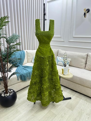 فستان باربي المزين بالتطريز لول وكلفه مورده