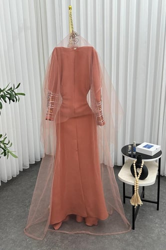 جلابيه باربي المزينه بالتطريز اليدوي بشكل كثيف بشت...