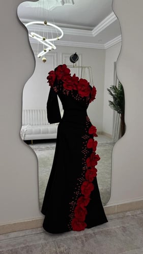 فستان سهره المزين بالورود البارزه والتطريز اليدوي...