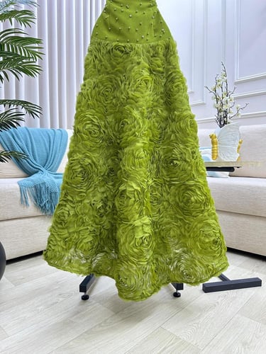 فستان باربي المزين بالتطريز لول وكلفه مورده