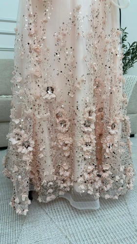 فستان سهره تل المزين بالتطريز اليدوي والورود البار...