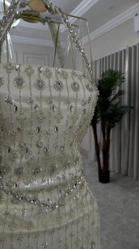 فستان سهره فخم المزين بالتطريز بشكل انيق