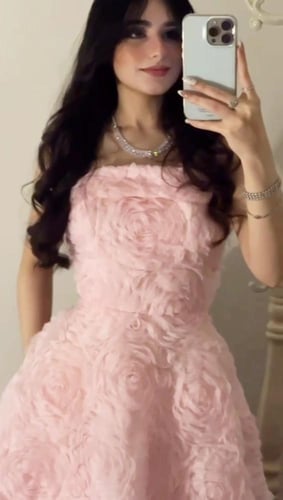 فستان وردي فاخر بتصميم منفوش، مزين بقماش وردي بارز...