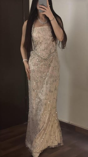 فستان سهره فخم المزين بالتطريز بشكل انيق