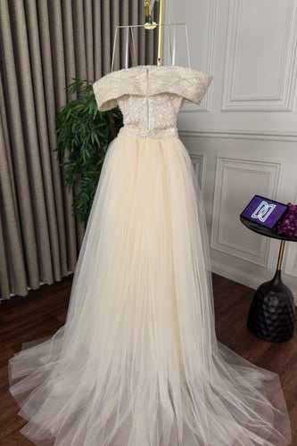 فستان سهره فخم المزين بالتطريز ذيل تل