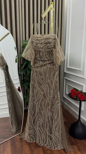 فستان سهره تل المزين بالخرز بشكل كثيف وأنيق