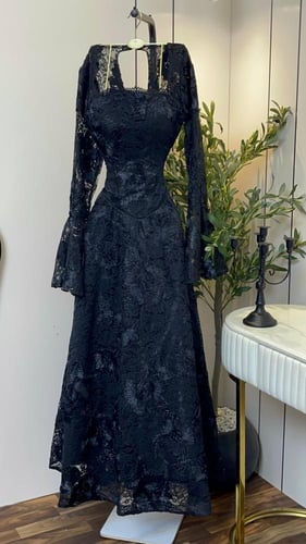 فستان دانتيل مورد مزين بالتطريز