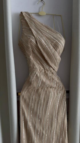 فستان سهره تل المزين بالخرز المشغول يدويا بعنايه