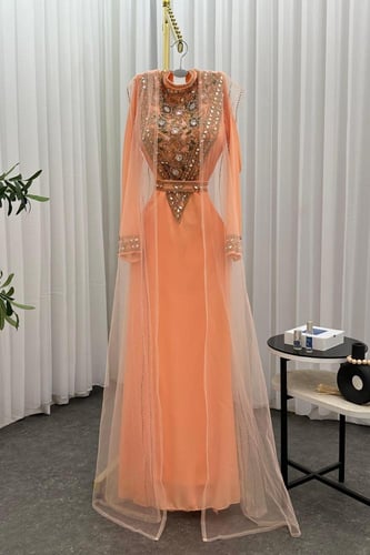 فستان شيفون جورجيت المزين بالتطريز اليدوي بشت تل