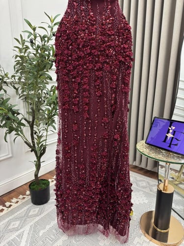 فستان سهره كلفه مزين بالتطريز والورود