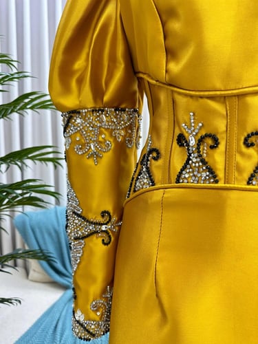 فستان ميكادو المزين بالتطريز اليدوي على القماش