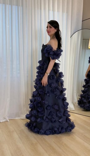 فستان سهره جازار المزين بالورود البارزه قصات ليزر...