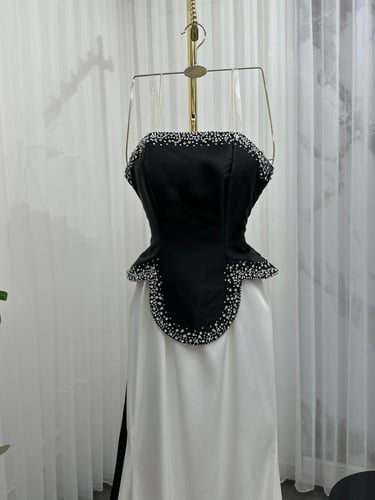 فستان باربي وذيل ميكادو المزين بالتطريز اليدوي