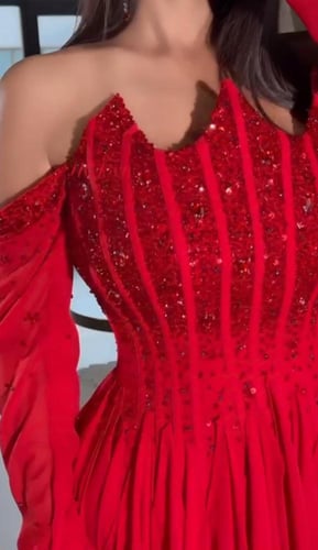 فستان شيفون المزين بالتطريز اليدوي بشكل انيق