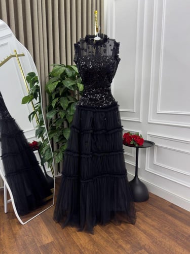 فستان تل طبقات المزين بالكلفه خرز شغل يدوي