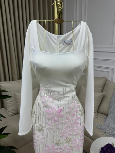 فستان انيق بخامة الباربي مزين بالكلفه المطرزه المت...