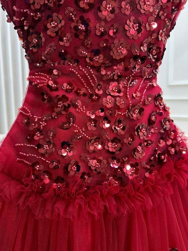 فستان سهره المزين بالتطريز اليدوي بشكل انيق