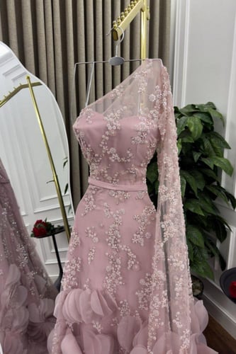 فستان سهره المزين بالورود البارزه والتطريز