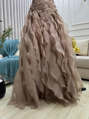 فستان سهره المزين بالتطريز مزين بطبقات بشكل انيق