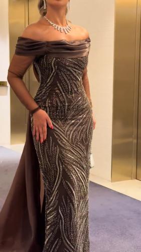 فستان سهره المزين بالتطريز ذيل اورجنزا