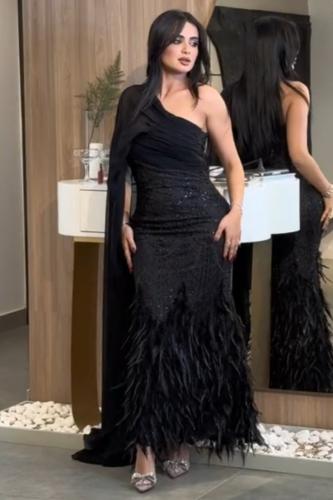 فستان سهره تل المزين بالتطريز اليدوي والريش