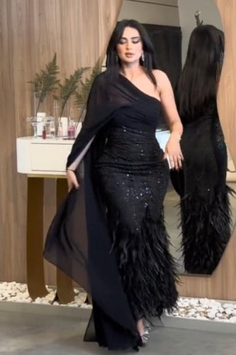 فستان سهره تل المزين بالتطريز اليدوي والريش