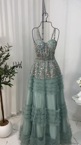 فستان سهره كلفه خرز وتل المزين بالطبقات