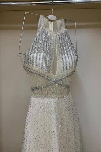 فستان تل مبطن تفته المزين بالتطريز اليدوي الفخم بش...