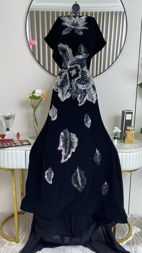 فستان سهره سراميك اسود المزين بالكلفه الخرز ذيل شي...