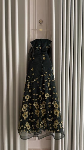 فستان سهره تل المزين بالورود البارزه والتكريز