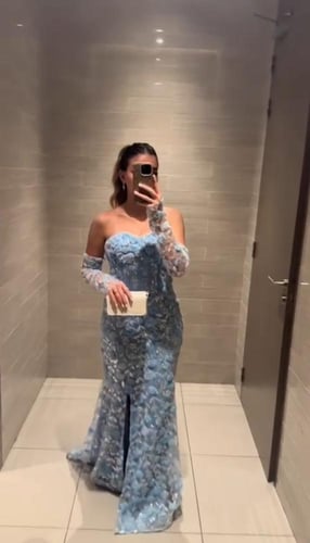 فستان سهره ماسك المزين بالورود والتطريز بشكل كثيف...