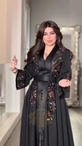 فستان لكرا كريب المزين بالتطريز اليدوي