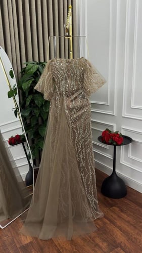 فستان سهره تل المزين بالخرز بشكل كثيف وأنيق