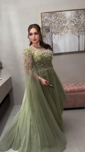 فستان سهره تل طبقات المزين بالتطريز اليدوي والورود...