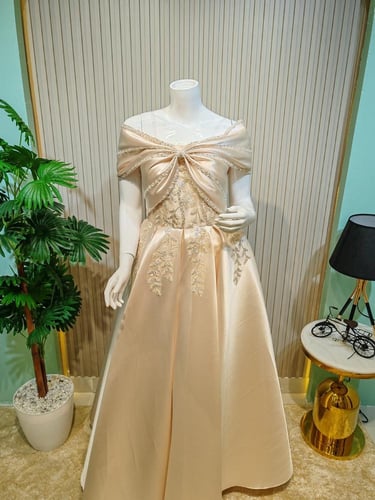 فستان ميكادو المزين بالكلفه المطرزه