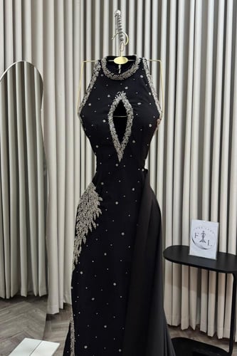 فستان سهره اسود باربي المزين بالتطريز اليدوي ذيل ت...